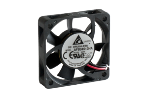DELTA Wentylator osiowy 45x45x10mm, 12Vdc, 6000RPM, 20,03m3/h, 34,5dBA, łożysko kulkowe w opakowaniu 94x94x30mm