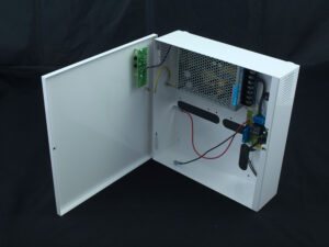 Zasilacz buforowy w szafce naściennej 12V/6.8A, Ibat=0.59A, miejsce na Aku 12V/7Ah, wym. 250x260x70mm